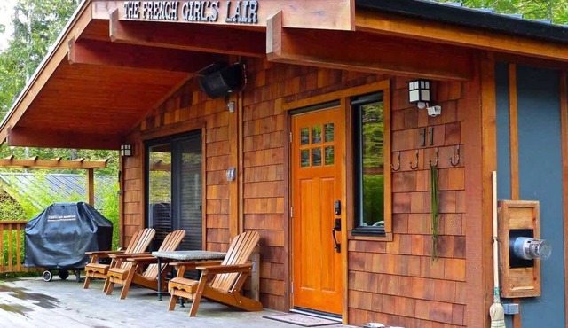 French Girl's Lair - Pet Friendly - Garden View
