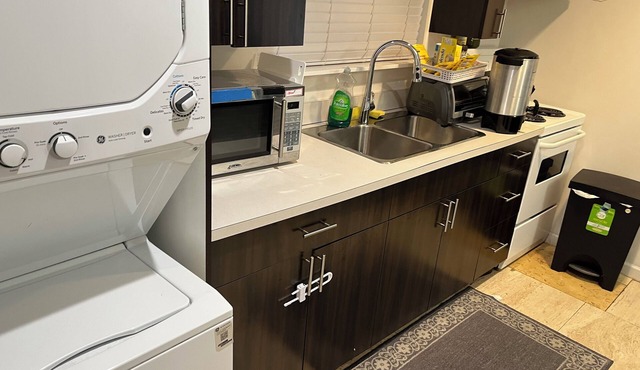 Fully, self contained unit, private entrance, all amenities, full kitchen,