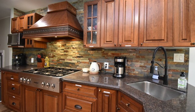Georgian Bay Trail Cottage With Deck, hot Tub, Fireplace, and Streaming Services