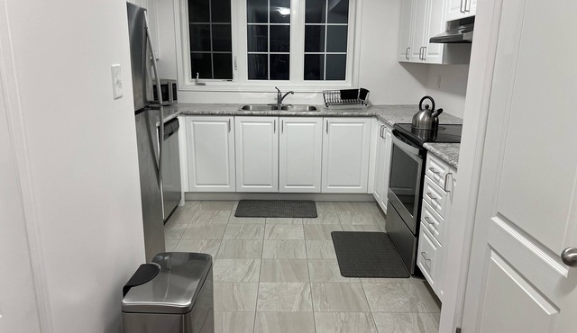 Glamorous 4 bedroom townhouse with free parking
