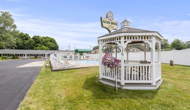Glass House Inn Erie Near I-90 & I-79