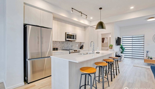 Glenwood. Sleeps 6. 8 mins to WEM.