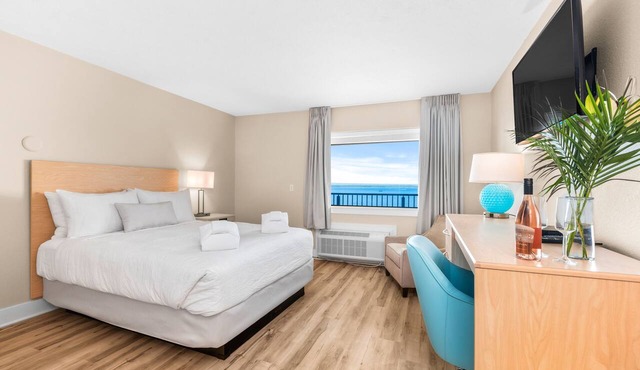 🏖️ Gold Coast Inn | Breathtaking Sunsets w/Lake View ➠ 205
