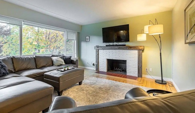 Gorgeous 2BR w/parking & Wifi! Huge Yard