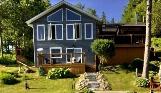 GORGEOUS 4 Season WATERFRONT Cottage Family Getaway, Sleeps up to 14 w loft apt