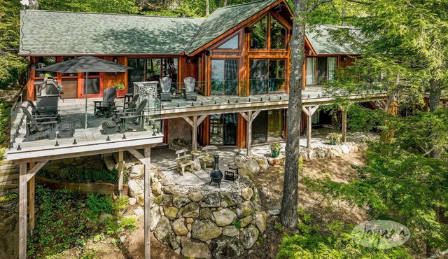 Gorgeous 6 bed 3 bath cottage on Lake Muskoka! West Exposure! Beach! Hot Tub!
