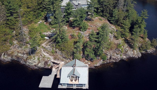 Gorgeous 6 Bed, 5 Bath Family Cottage on Lake Rosseau with new Boathouse!