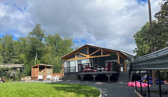 Gorgeous cottage in Poplar Bay on the waterfront amid a 4 season playground
