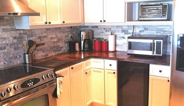 Gorgeous lakefront getaway mere minutes from city amenities- with hot tub!