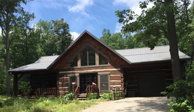 Gorgeous Log Home Across From The Pinery