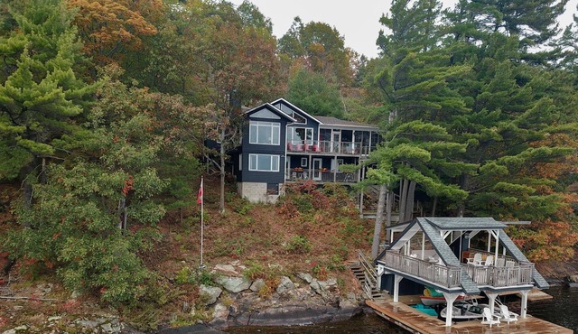 Gorgeous sunsets on Lake Muskoka shoreline, 5 minutes from Bracebridge