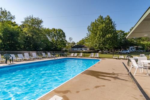 Goshorn Lake access - shared pool - cozy cottage