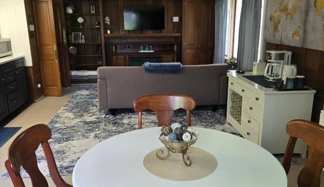 Grace Manor #2-secluded apartment on private estate. I mile to all conveniences.