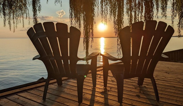 Great cottage on the lake with sunset views, king bed & steps from Point Pelee
