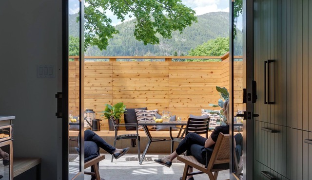 Grizzly Den Luxury Suite - 4 blocks from Baker St