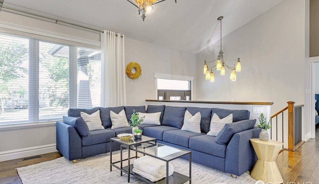 Grovenor. Sleeps 14. Family Home. Triple Garage.