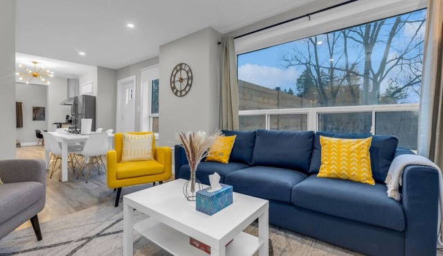 Guelph - Hot Tub - Cozy 3 Bed 1 Bath Loft House