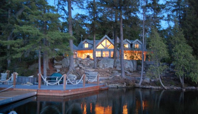 Haliburton, Ontario - Large Executive Chalet, Kennisis Lake