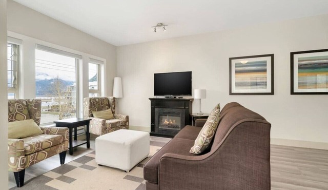 Harmony Haven 2BR Lakefront Lux Escape!