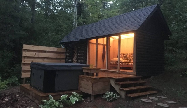 Hay Lakehouse w/hot tub and amazing sunset views!