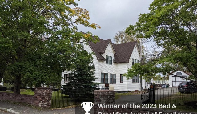 Hill Road Manor Bed & Breakfast