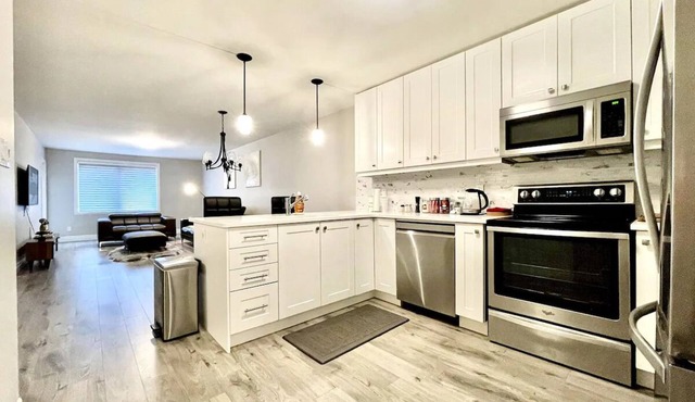 HILLSIDE VILLE - MINUTES AWAY FROM SANDBANK, BATAWA SKI HILL