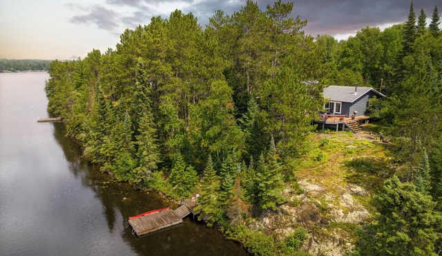 Hilly Hideaway Retreat~ lakefront cabin in Kenora