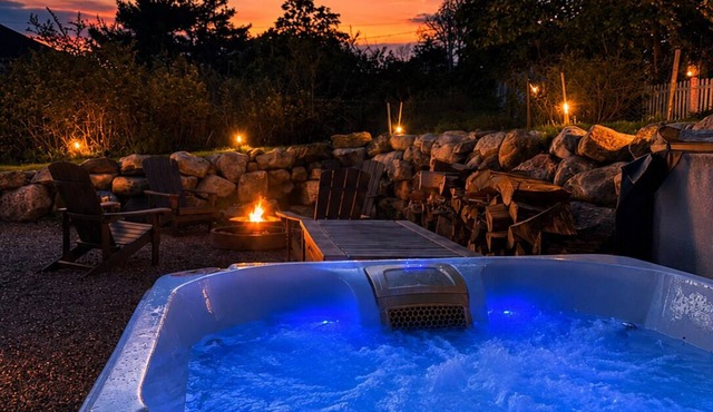 Historic Bruce House | Hot Tub, Fire Pit &AC