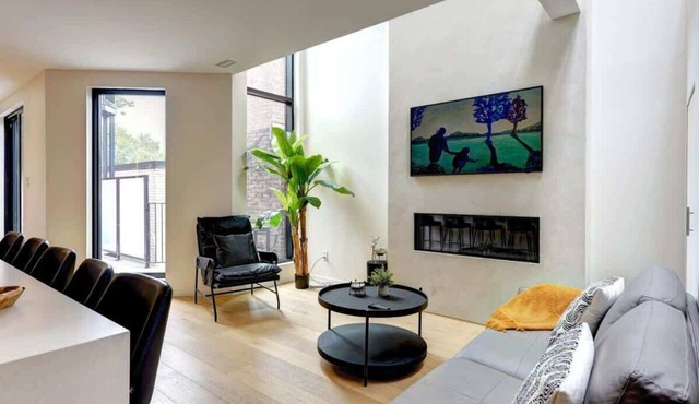 Historic Charm Overlooking Parc Lafontaine!