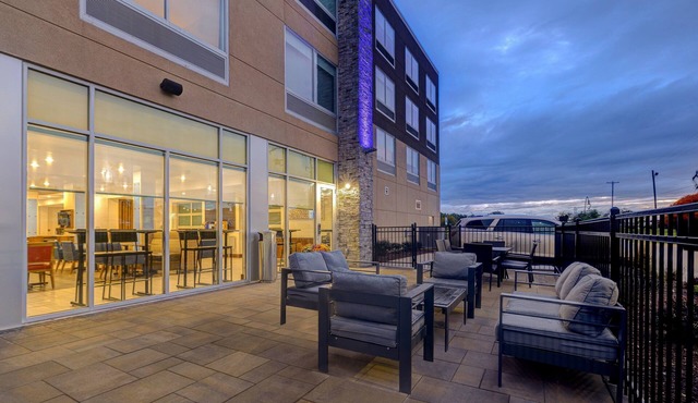Holiday Inn Express & Suites Detroit Dearborn by IHG