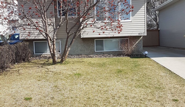 Home Away From Home - Close to YEG Airport