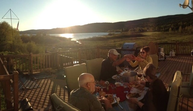 !Hot Tub! - Edge of Gros Morne Park - Explorers, family & Snowmobilers home