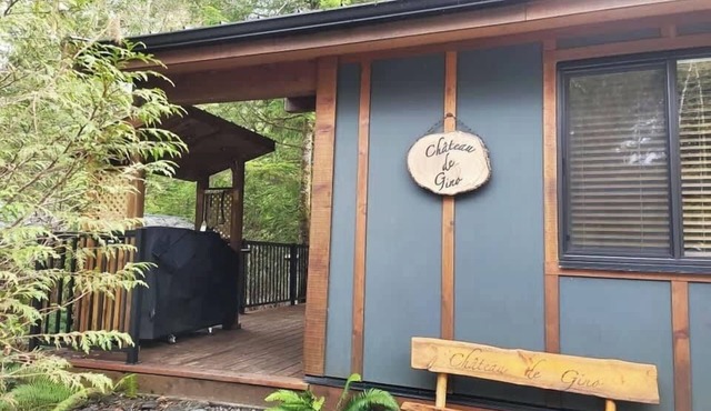 Hot Tub - Pet Friendly - Cozy Escape with Fire Pit