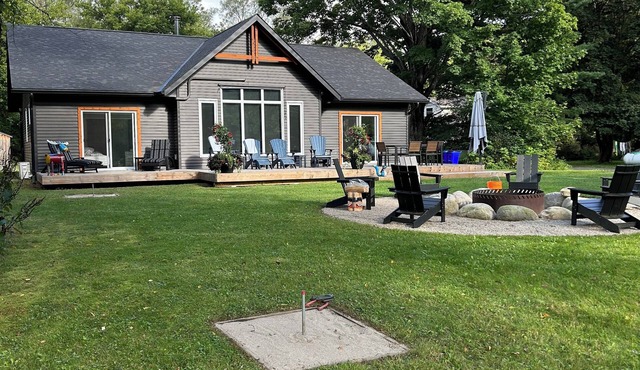 Hot tub, sauna, walk to town of Bracebridge, dock, water toys, pets OK