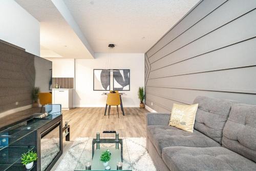 Hotchlair Private Suite with Kitchen, Dining & Cozy Living Area