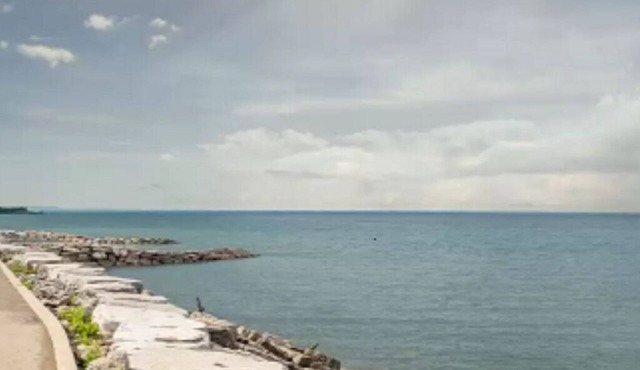 Hotel in Grimsby - Comfortable Stay Near Niagara Falls with Free Breakfast