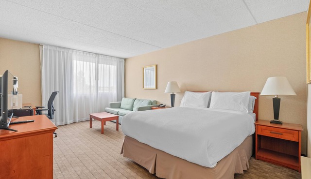Hotel Queen Suite near Parking, AC, Gym, Pool