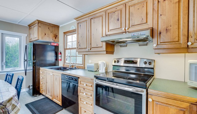 House of happiness!nCozy Waterfront cottage.nSummer & winter lake activities!n