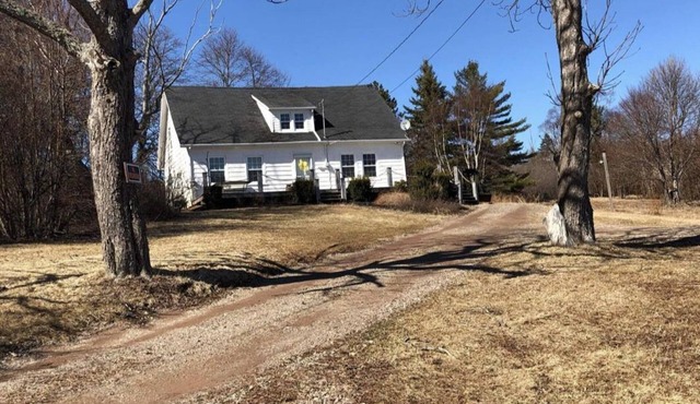 House with Hot tub and fire pit sleeps 12 handy Charlottetown and beaches