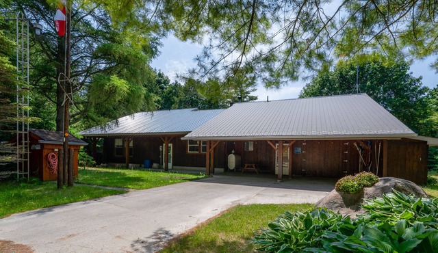 Howdenvale Haven: Lake Huron Getaway with AC
