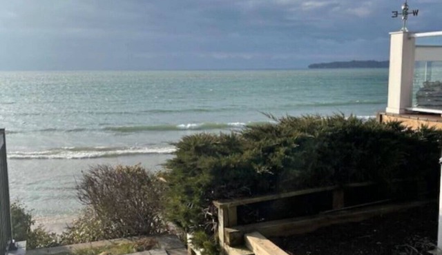 IN THE MOMENT Luxury Beachfront Paradise, with private beach access, BBQ, AC