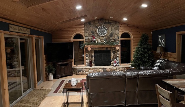 Inviting 4BR/3Bath Home w/hot tub on crystal clear Devil's Lake in Webster, WI