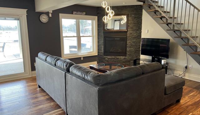 Kawartha Lakes Waterfront Cottage With Hot Tub!