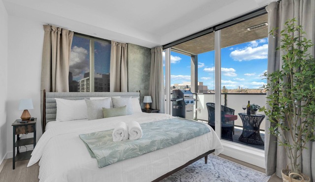 Kensington Condo | King Bed + Banff Pass + Parking + WIFI