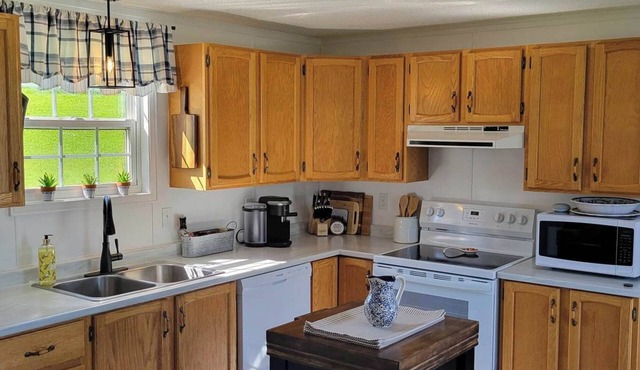 Kerrytown Cottage Serentity and a Peaceful Stay With This Stunning Farm Cottage!