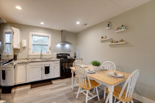Kitty Hawk Apartment w/Hot Tub - 1 Mi to Beach!