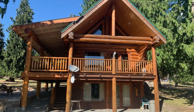 Kootenay Lake (Gray Creek, BC) - Log Home Cabin