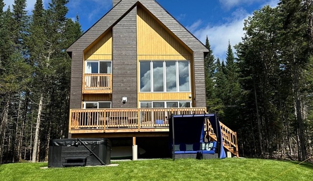 Luxury chalet with fireplace, games room, close to popular ski resorts