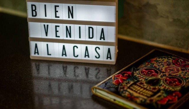 La Casa - Mexican flair, steps to beach and town