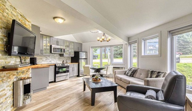La Chouette: Ski out Condo on the Voyageur Trail!